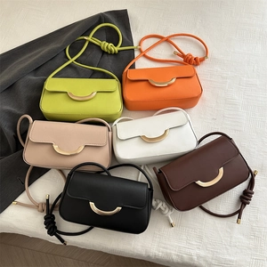Petit Sac Bandoulière En Cuir PU Pour Femmes Sac À Épaule Carré Chic Simple Avec Rabat Bandoulière À Nœuds Et Boucle En Métal