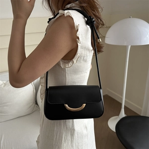 Sac à bandoulière noir mat chic avec boucle dorée et bandoulière nouée élégante