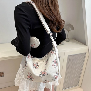 Sac hobo en velours côtelé blanc cassé à fleurs roses avec petit porte-monnaie