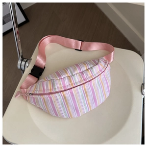 Vue détaillée d'un sac banane rayé rose avec motifs colorés et boucle en plastique