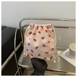Sac à cordon en velours côtelé rose avec imprimé fraises et cordage en coton