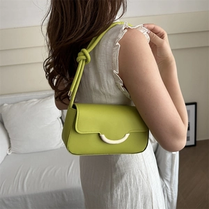 Sac bandoulière minimaliste vert avocat en cuir pour femme avec boucle argentée