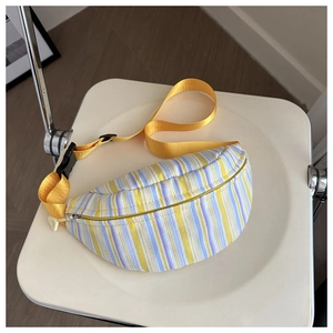 Détails du tissu à rayures et de la sangle réglable de ce sac de poitrine moderne