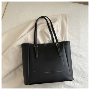 Vue détaillée d'un sac cabas en cuir PU noir avec des surpiqûres blanches contrastées