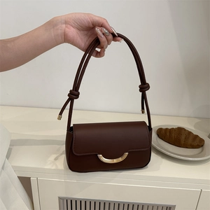 Chic sac bandoulière en cuir marron foncé avec boucle dorée et sangle nouée