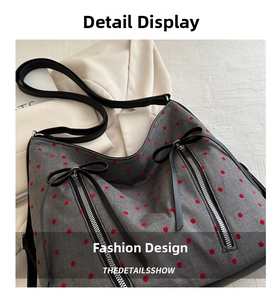 Detail der grauen gepunkteten Shopper-Tasche mit Silber-Reißverschluss und Schleife