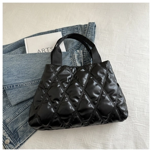 Sac fourre-tout noir matelassé avec motif en treillis et texture rembourrée sur denim