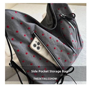 Makro-Detail der Seitentasche an einer Canvas-Tasche mit roten Punkten und Handy