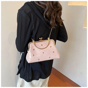 Borsa rosa con borchie a cuore, tracolla a catena e manico in metallo oro