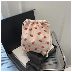 Sac de rangement en velours côtelé rose avec imprimé fraise et cordon de serrage blanc