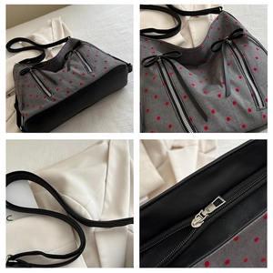 Detailansicht der gepunkteten Canvas-Tasche mit Lederriemen und Metallbeschlägen