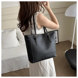 Détail du grand sac cabas noir avec coutures blanches contrastées et boucle ajustable