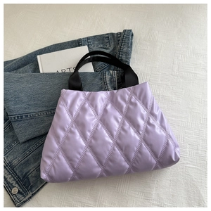 Sac à main matelassé violet clair avec poignées noires et motif de surpiqûres