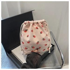Pochette à cordon en velours rose avec imprimés fraises et détails de cordes