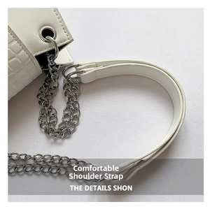 Détail de la bandoulière en cuir blanc embossé croco avec chaîne en métal argenté