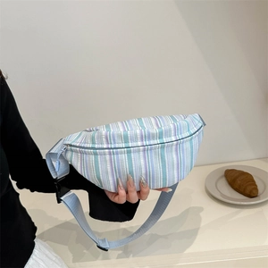Sac de poitrine rayé bleu et violet avec bandoulière réglable pour femme de style décontracté