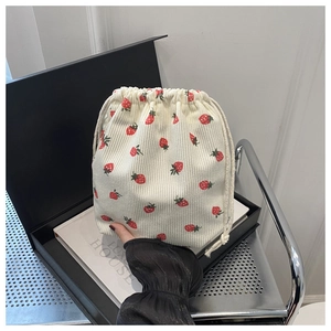 Détail du sac à cordon en velours côtelé imprimé fraises avec fermeture en coton blanc