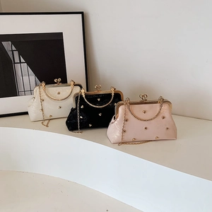 Borsa A Tracolla Vintage Kiss-lock Da Donna Borchie A Forma Di Cuore Pelle PU Manico In Metallo Elegante Borsa Da Party