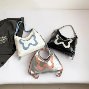 Damen Schultertasche Achseltasche PU Leder Schmetterlingsmuster Nietendekor Kettengurt Y2K Stil Große Kapazität Hobo