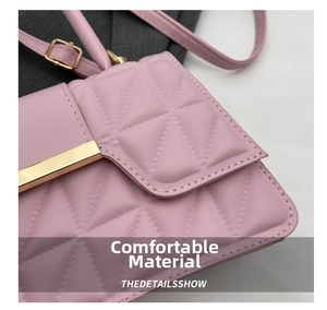 Gros plan sur la texture matelassée rose et la boucle en métal doré du sac à main