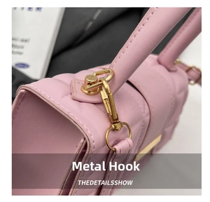 Détail d'un sac à main rose matelassé montrant le crochet doré et les coutures précises