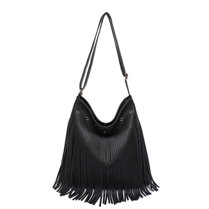 Sac hobo noir en cuir avec longues franges et bandoulière réglable sur fond blanc