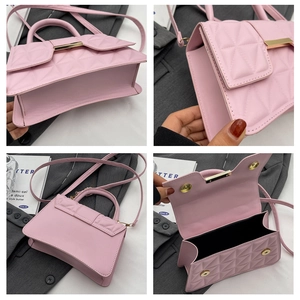 Vues détaillées du sac matelassé rose montrant l'intérieur et le fermoir doré