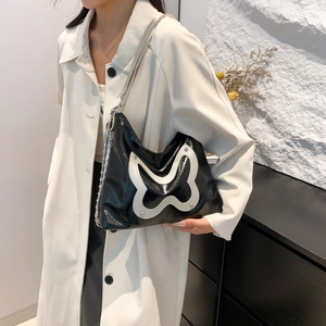 Glänzende schwarze Lackleder Umhängetasche mit Schmetterlingsdekor und silberner Kette