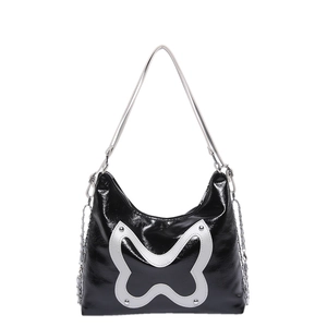 Minimalistische glänzende schwarze Totebag mit Silber-Schmetterling und Metallketten