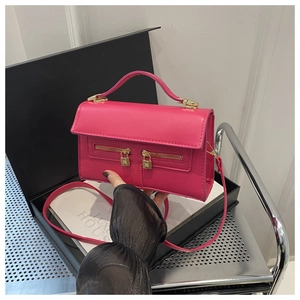Détail du sac carré en cuir PU rose rouge avec deux cadenas dorés décoratifs