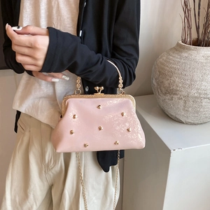 Borsa vintage rosa pallido con chiusura a scatto, borchie a cuore e manico floreale