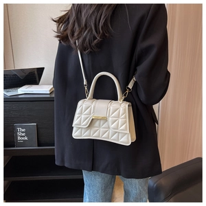 Sac à main matelassé crème élégant avec ferrures dorées et coutures en losanges sur bandoulière