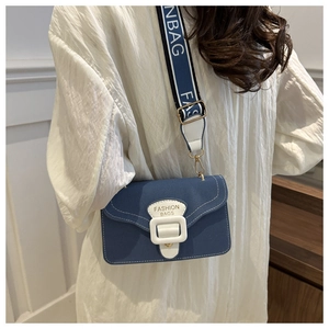 Blaue Umhängetasche mit breitem Gurt, weißem Text und goldenem Schnallendetail
