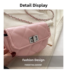 Détail du mini sac matelassé rose avec fermoir rotatif argenté et bandoulière chaîne