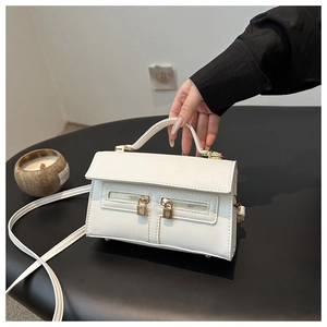 Détail du petit sac blanc vintage avec serrure dorée et détails de double fermeture éclair
