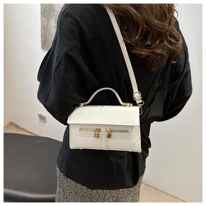 Détails du sac à main blanc avec double fermeture éclair et verrous dorés