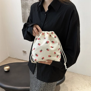 Sac seau minimaliste en velours côtelé blanc avec motif fraise et cordon de serrage