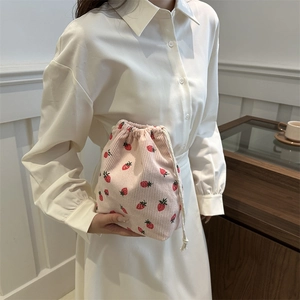 Sac seau en velours côtelé rose à fraises avec bandoulière au design rétro minimaliste