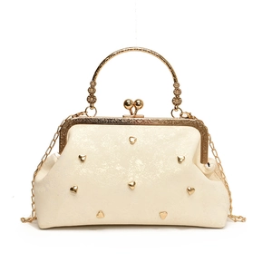 Sac à main élégant crème avec rivets en forme de cœur dorés et fermoir rétro en métal