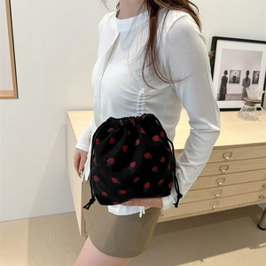 Sac seau rétro en velours côtelé noir avec imprimé fraise rouge pour la mode d'été
