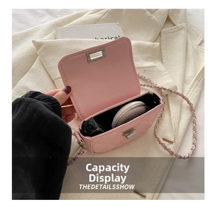 Gros plan de l'intérieur du mini sac bandoulière matelassé rose avec maquillage