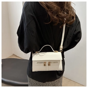 Sac bandoulière blanc minimaliste avec double fermeture éclair et détails de cadenas dorés