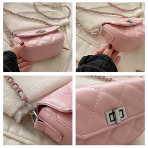 Vue détaillée du sac besace rose matelassé avec fermoir rotatif et bandoulière