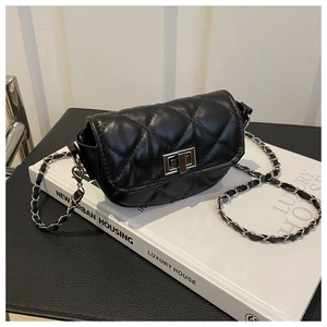 Détail du mini sac matelassé noir avec fermoir argenté et bandoulière en chaîne