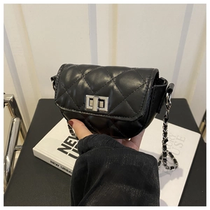 Détail d'un sac à bandoulière matelassé noir avec fermoir rotatif argenté et chaîne