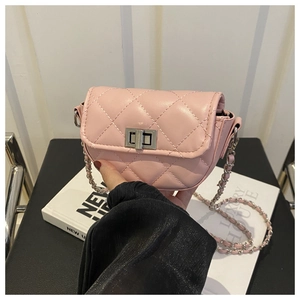 Détail d'un mini sac rose matelassé avec fermoir rotatif en métal argenté et bandoulière chaîne