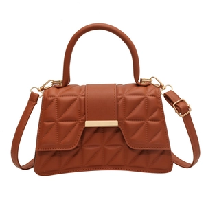 Sac à main matelassé marron pour femme avec boucle dorée et poignée circulaire chic