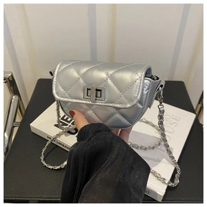 Détail du sac bandoulière argenté matelassé avec chaîne en métal et fermoir rotatif