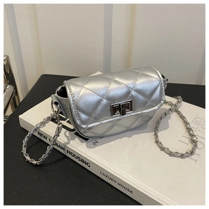 Détail du mini sac matelassé argenté avec texture métallisée et bandoulière chaîne