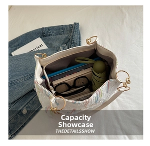 Vue intérieure du grand sac cabas blanc montrant le rangement pour parapluie et laptop